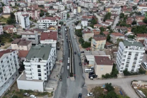 Kocaeli Çayırova Uğur Mumcu Caddesi'nde devam eden üstyapı yenileme çalışmaları