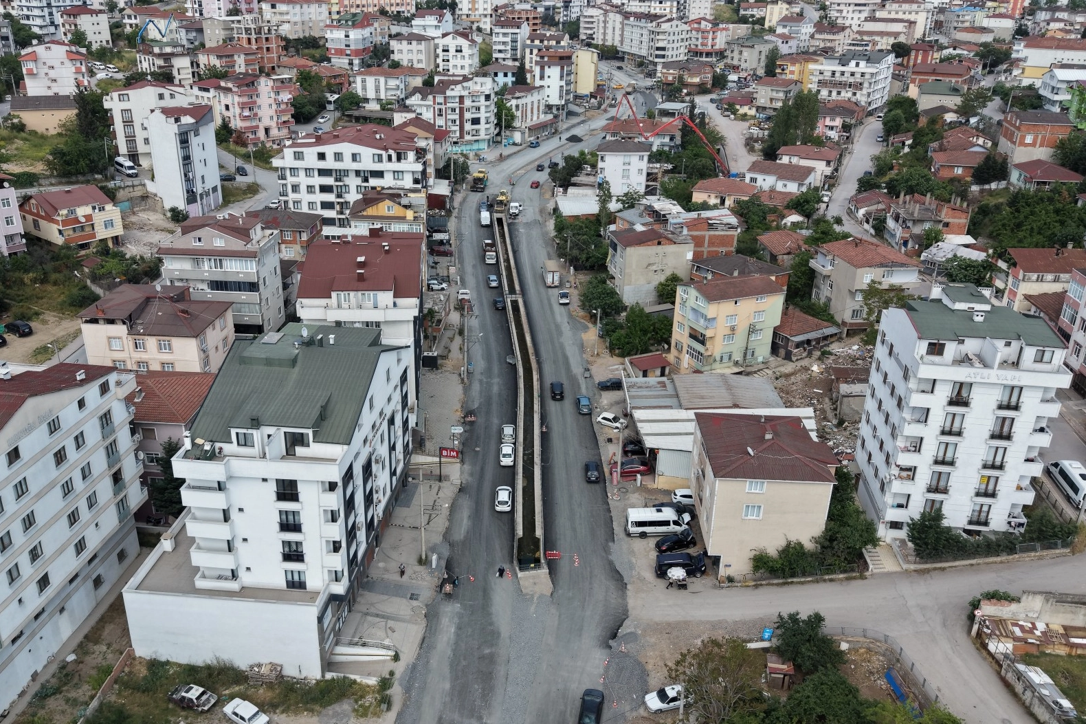 Kocaeli Çayırova Uğur Mumcu Caddesi'nde devam eden üstyapı yenileme çalışmaları