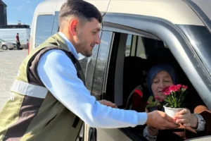 Kocaeli'de Kurban Bayramı'nda mezarlıklarda sunulan ücretsiz hizmetler ve çiçek dağıtımı