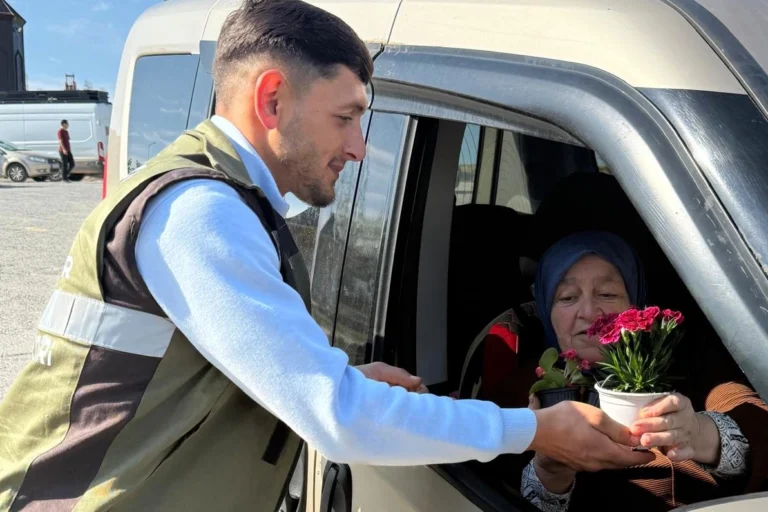 Kocaeli'de Kurban Bayramı'nda mezarlıklarda sunulan ücretsiz hizmetler ve çiçek dağıtımı