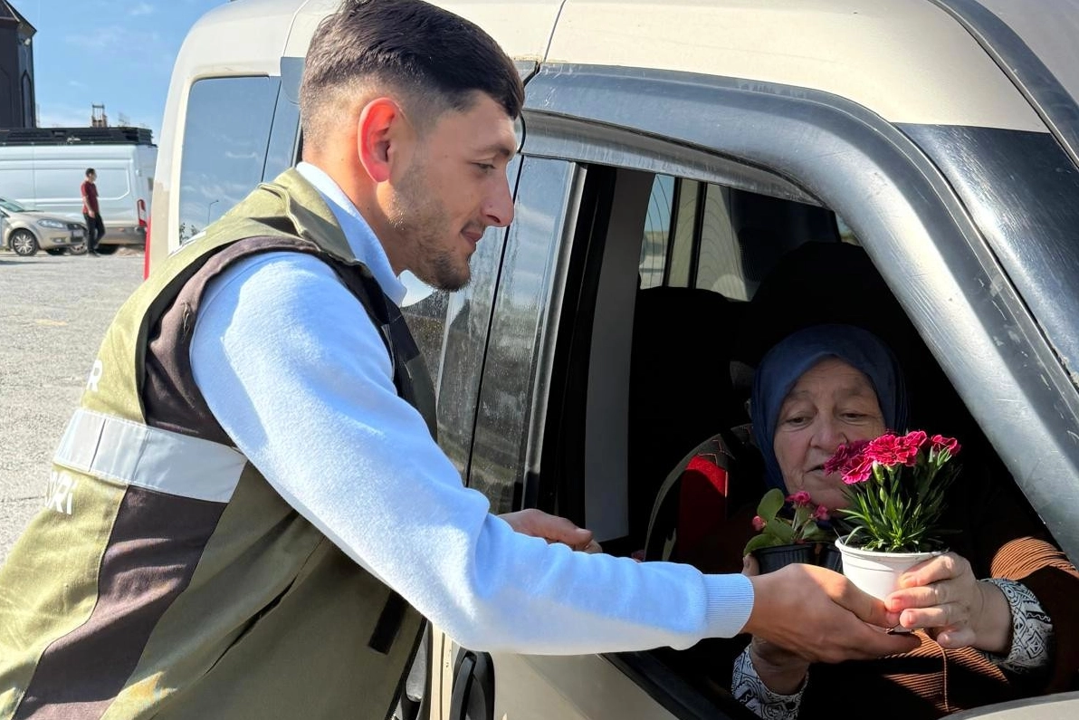 Kocaeli'de Kurban Bayramı'nda mezarlıklarda sunulan ücretsiz hizmetler ve çiçek dağıtımı