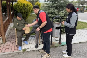 Çorum'da huzurevi sakinlerine Kurban Bayramı öncesinde bayram paketi dağıtıldı.