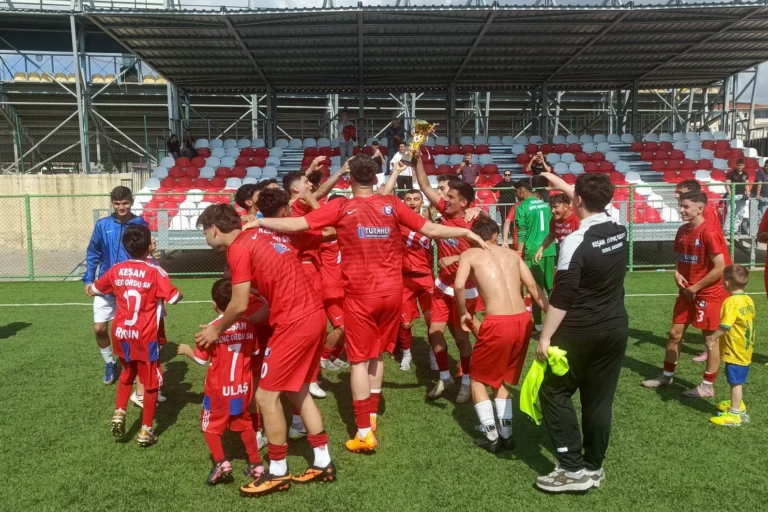 Keşan Gençordu futbol takımı Edirne'de amatör lig şampiyonu oldu