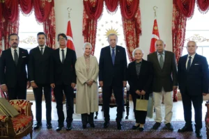 Cumhurbaşkanı Erdoğan, 27 Mayıs darbesi şehitlerinin aileleriyle Dolmabahçe'de bir araya geldi.