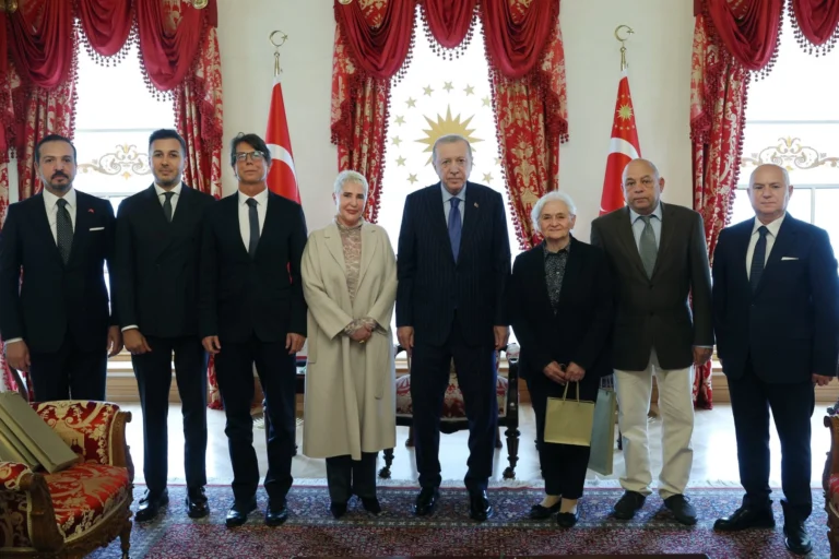 Cumhurbaşkanı Erdoğan, 27 Mayıs darbesi şehitlerinin aileleriyle Dolmabahçe'de bir araya geldi.