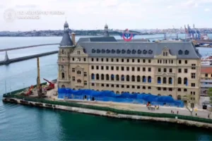 Haydarpaşa Garı'nın dış cephesinden görünümü, restorasyon sonrası kültürel yaşam merkezi olarak hizmet verecek.