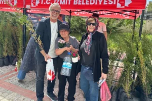 İzmit'te Kurban Bayramı arifesinde mezarlık ziyaretçilerine selvi fidesi ve hediyeler dağıtılıyor.