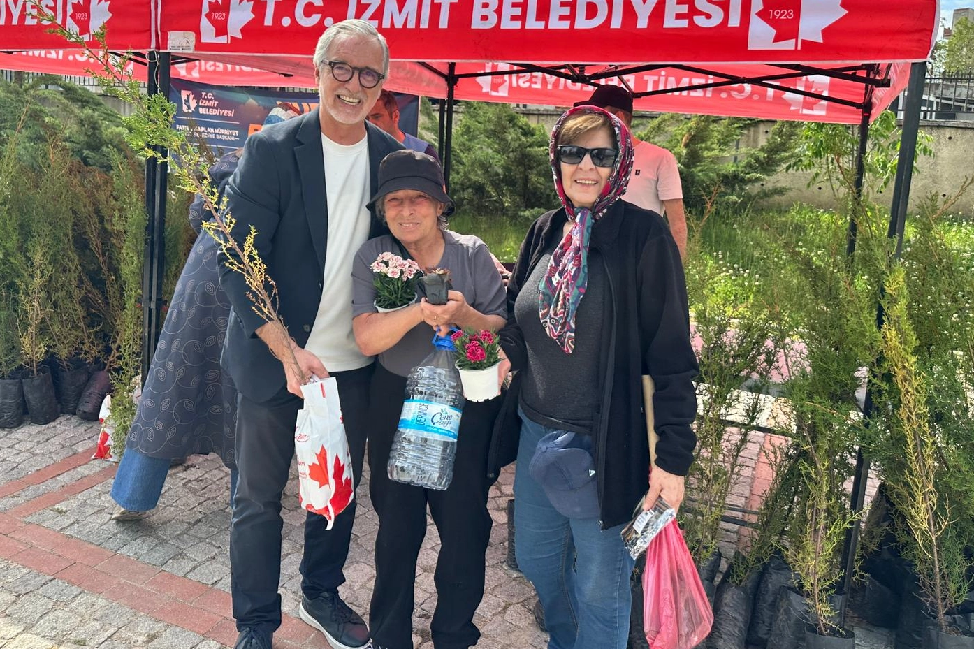 İzmit'te Kurban Bayramı arifesinde mezarlık ziyaretçilerine selvi fidesi ve hediyeler dağıtılıyor.