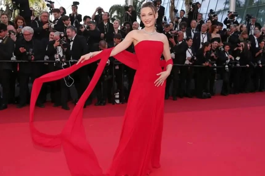Sümeyye Aydoğan Cannes Film Festivali Kırmızı Halı Gecesi'nde Messika mücevherleriyle görünüyor.