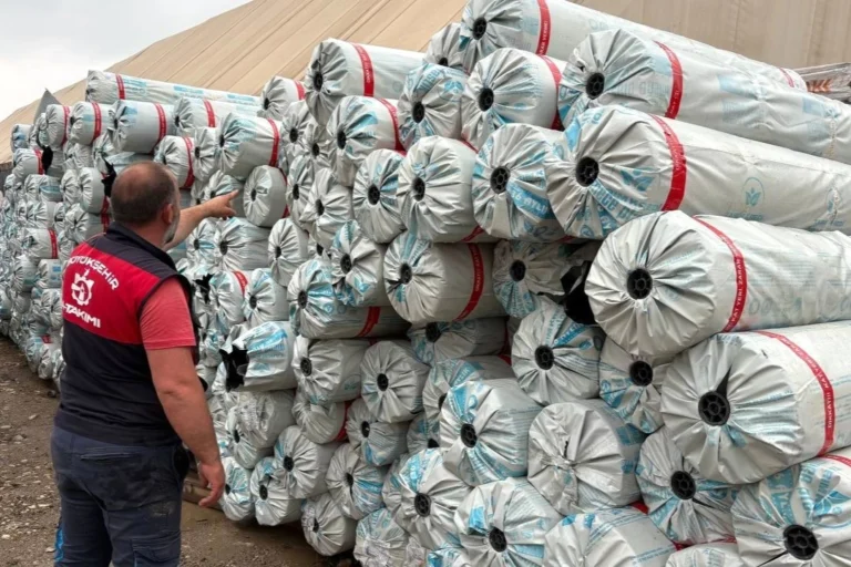 Kocaeli Büyükşehir Belediyesi tarafından seraları zarar gören çiftçilere sağlanan hibeli sera naylonu desteği