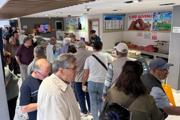 Aydın Halk Ege Et şubesinde bayram indirimi nedeniyle oluşan yoğunluk