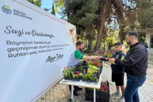 İnegöl'de Kurban Bayramı öncesi mezarlıklara çiçek dikimi yapılıyor, mezarlıklar çiçek bahçesine döndü.