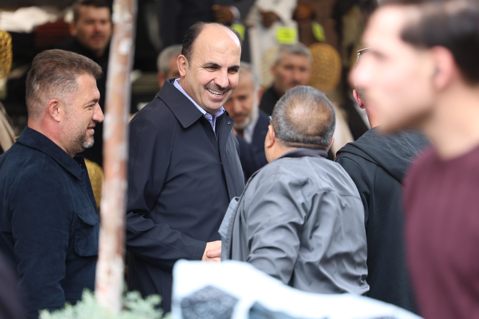 Konya Büyükşehir Belediye Başkanı Uğur İbrahim Altay, Kurban Bayramı öncesinde esnafı ziyaret ediyor.
