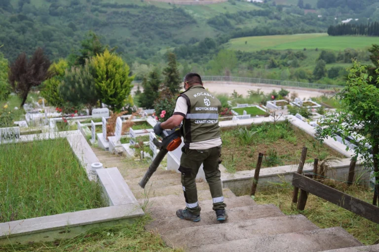 Kocaeli'de Kurban Bayramı öncesinde mezarlık ve şehitliklerde yapılan bakım ve temizlik çalışmaları