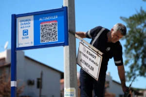 İzmir ESHOT durakları QR kodlu hale getiriliyor, modernizasyon çalışmaları devam ediyor.