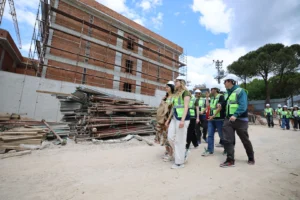 Muğla'da inşaat mühendisliği öğrencileri büyük bir huzurevi projesi şantiyesini ziyaret ediyor.