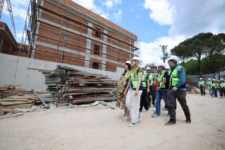 Muğla'da inşaat mühendisliği öğrencileri büyük bir huzurevi projesi şantiyesini ziyaret ediyor.