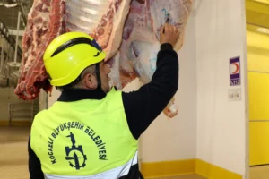 Kurban Bayramı'nda sakatat atıklarının çevreye gelişi güzel atılmaması gerektiği ve kist hidatik riskine dikkat çeken uyarı
