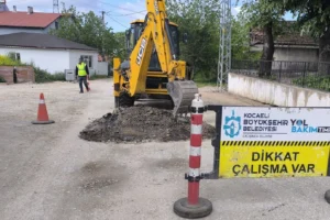 Kocaeli Büyükşehir Belediyesi A Takımı ekipleri bayram öncesi yol ve kaldırım çalışmalarında