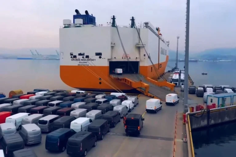 Otomotiv sektörünün 41,5 milyar dolarlık ihracatla ulaştığı Cumhuriyet tarihi rekorunu gösteren görsel.