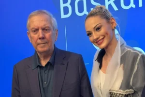 Aziz Yıldırım ve Nevide Çiçek'in FBİAD forumunda bir araya geldiği fotoğraf