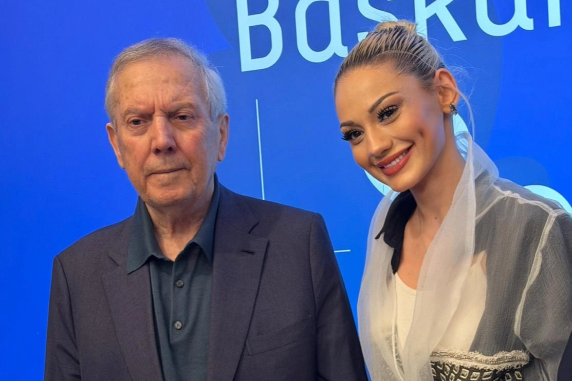 Aziz Yıldırım ve Nevide Çiçek'in FBİAD forumunda bir araya geldiği fotoğraf