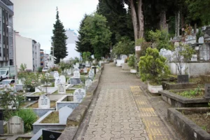 Giresun'daki mezarlıkların Kurban Bayramı öncesinde yapılan temizlik ve bakım çalışmaları