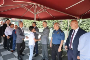 Çayırova'da Geleneksel Kent Bayramlaşması etkinliğinde protokol üyeleri ve vatandaşlar bir arada bayramlaşıyor.