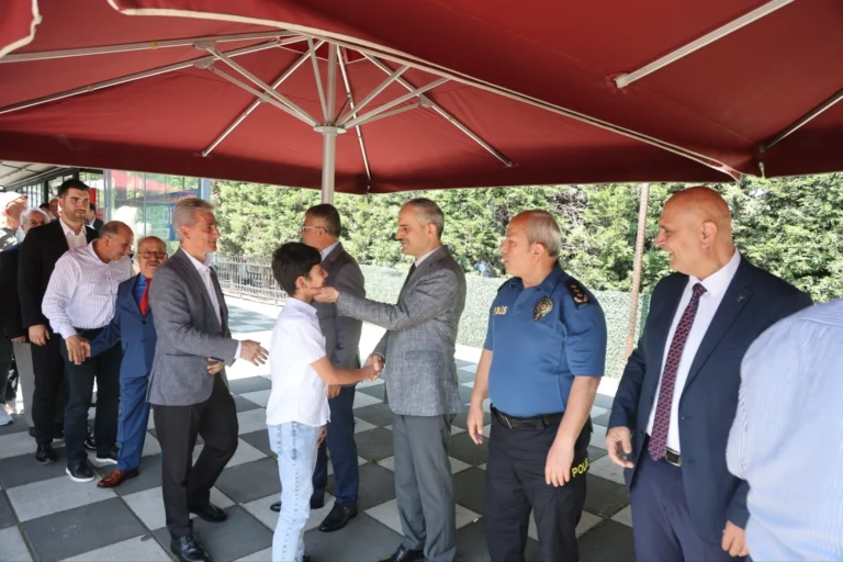 Çayırova'da Geleneksel Kent Bayramlaşması etkinliğinde protokol üyeleri ve vatandaşlar bir arada bayramlaşıyor.