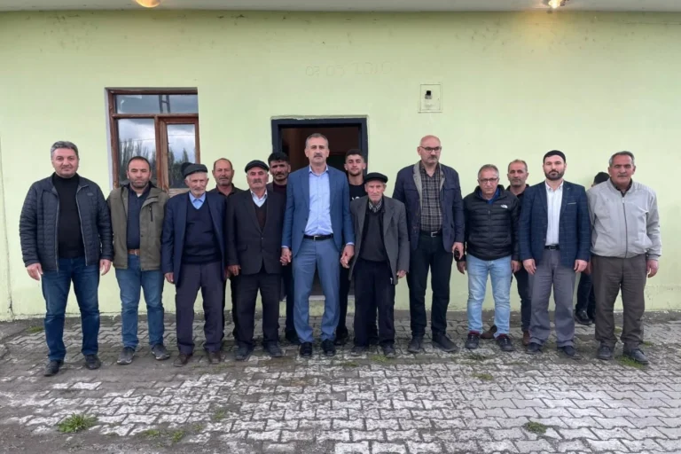 Ağrı Valisi Önder Bozkurt, köyleri ziyaret ederek vatandaşlarla buluşuyor.