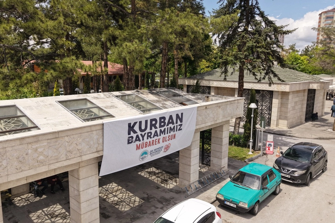 Kayseri Büyükşehir Belediyesi tarafından Kurban Bayramı öncesinde temizlenen ve düzenlenene mezarlıklar