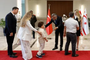 KKTC Cumhurbaşkanı Tufan Erhürman ve eşi bayram tebriklerini kabul ederken.