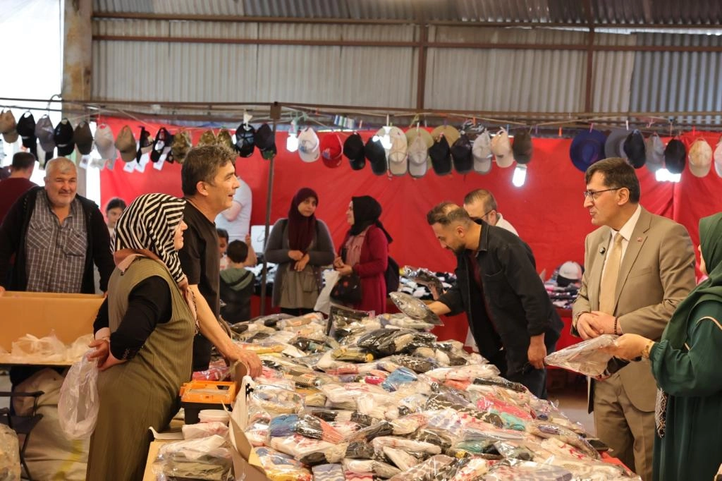 Kütahya Belediye Başkanı Eyüp Kahveci bayram pazarında esnafla sohbet ederken