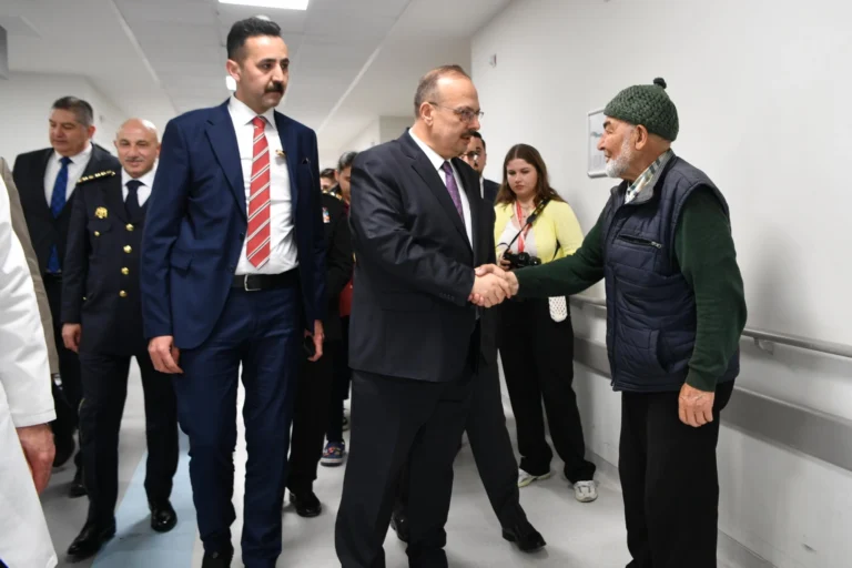 Ankara Valisi Yakup Canbolat Kurban Bayramı'nda hastanede tedavi gören vatandaşları ziyaret ediyor.