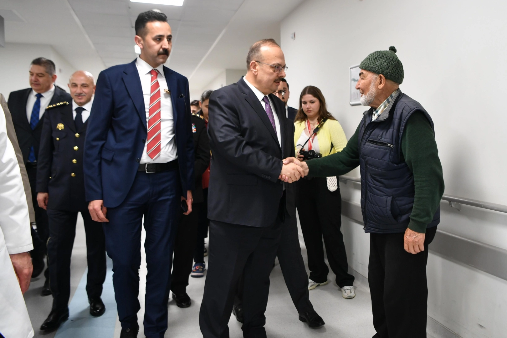 Ankara Valisi Yakup Canbolat Kurban Bayramı'nda hastanede tedavi gören vatandaşları ziyaret ediyor.