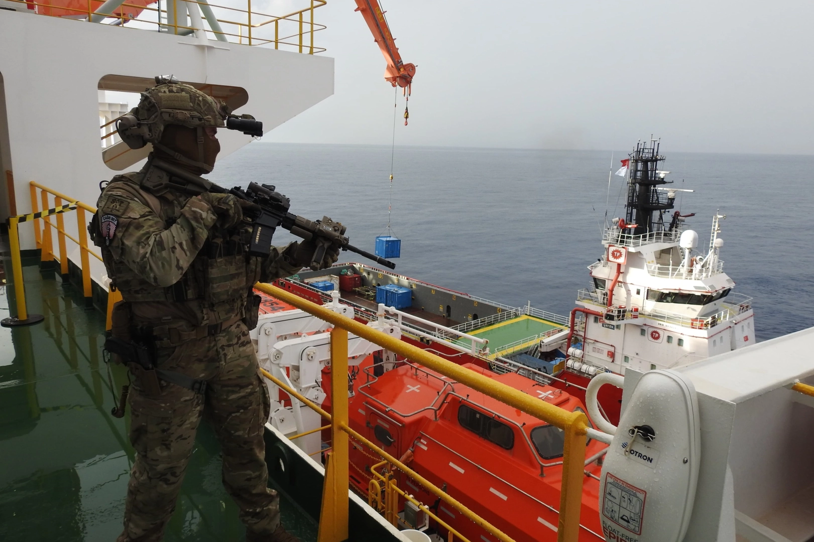 Türk Silahlı Kuvvetleri'nin Somali açıklarında enerji güvenliğini sağladığına dair görsel.