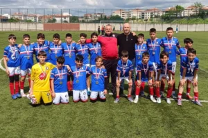 Keşan Genç Ordu U12 futbol takımı oyuncuları şampiyonluk kupasıyla birlikte seviniyor