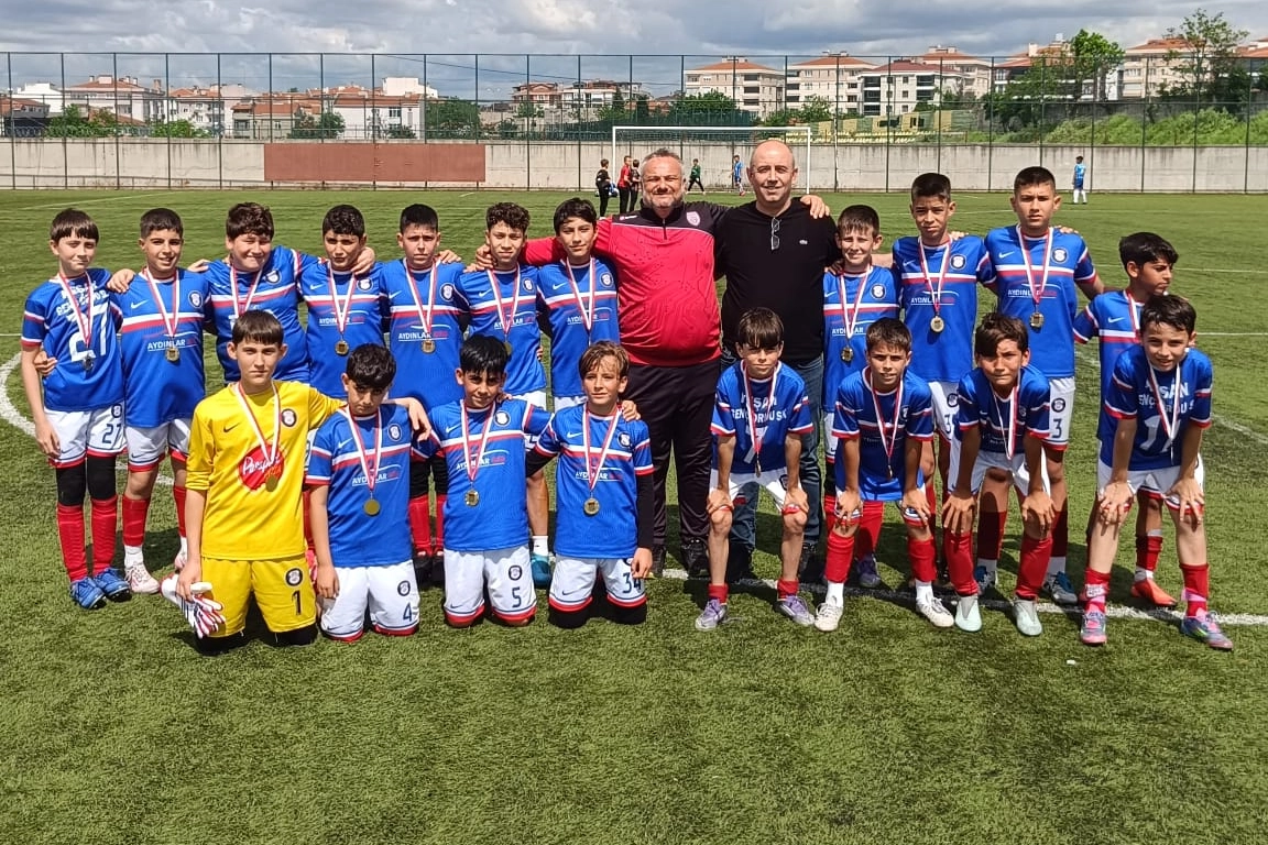 Keşan Genç Ordu U12 futbol takımı oyuncuları şampiyonluk kupasıyla birlikte seviniyor