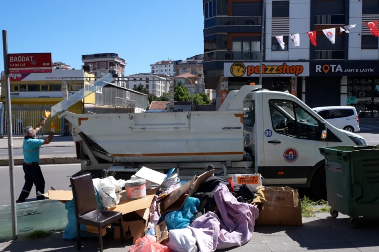 Maltepe Belediyesi, Kurban Bayramı süresince ilçe genelinde kapsamlı temizlik ve dezenfeksiyon çalışmaları yürütüyor.