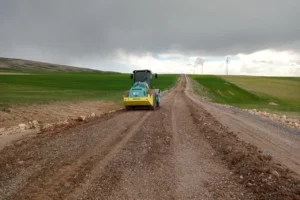 Kayseri Büyükşehir Belediyesi ekipleri, Kurban Bayramı öncesinde kırsal mahalle yollarında bakım ve onarım çalışması yapıyor.