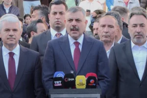 İçişleri Bakanı Mustafa Çiftçi, Kurban Bayramı'nda memleketi Konya'da vatandaşlarla bayramlaştı ve görev başındaki güvenlik güçlerine telsizle seslendi.