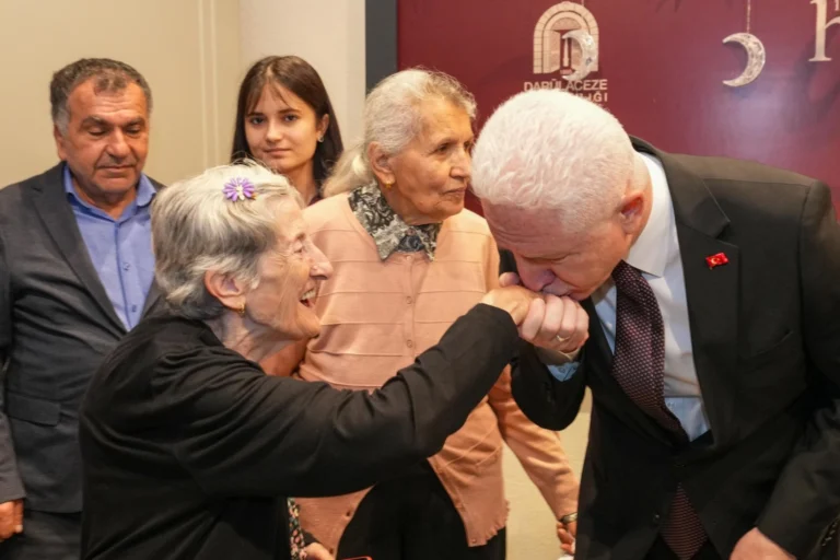 İstanbul Valisi Davut Gül Darülaceze sakinleriyle bayramlaşıyor ve sohbet ediyor.