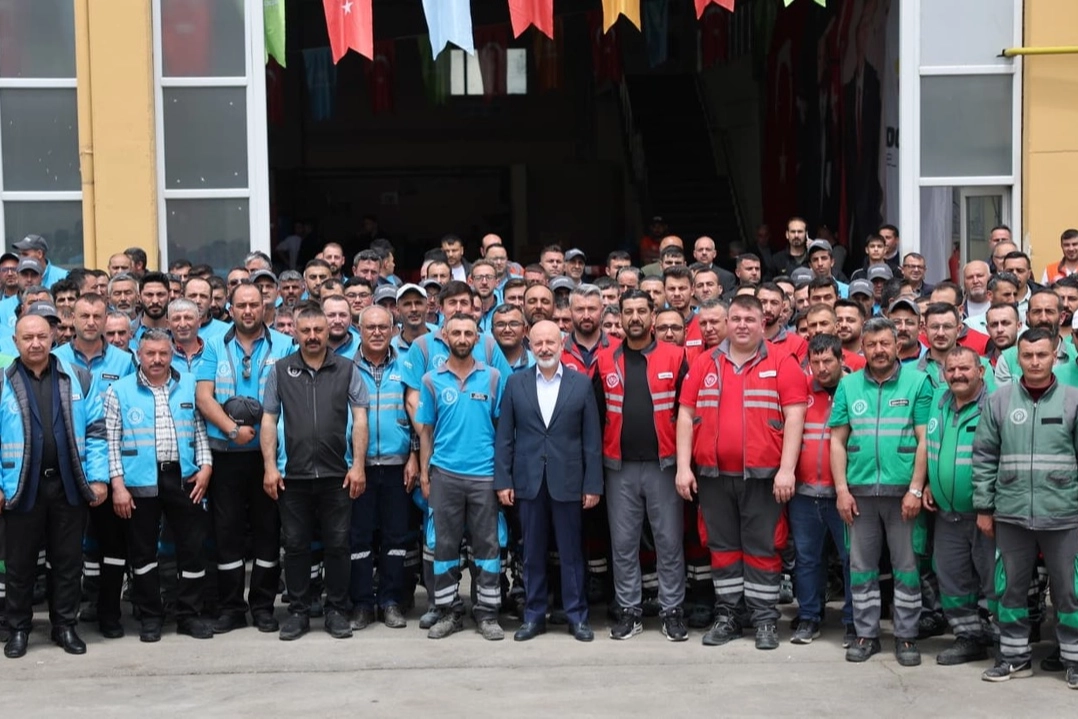 Kocasinan Belediye Başkanı Ahmet Çolakbayrakdar'ın bayramda görev yapan personelle bayramlaşma anı