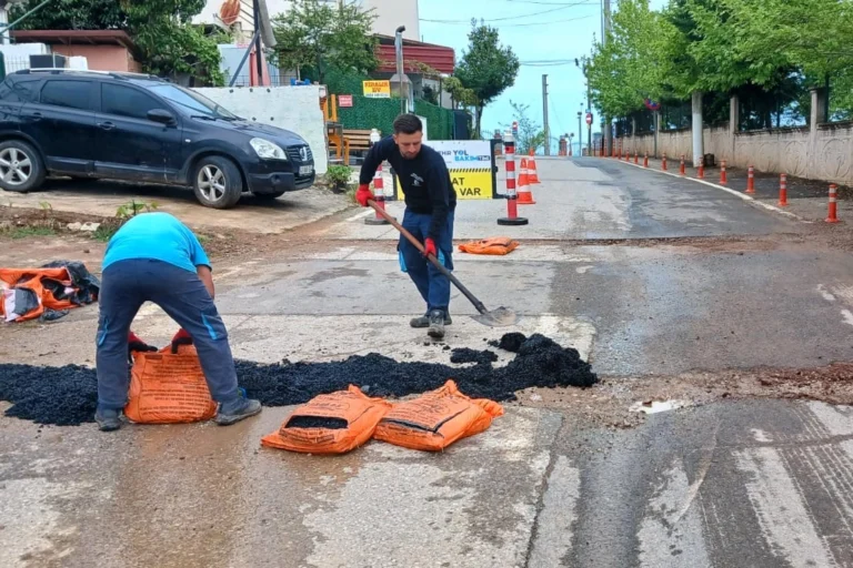 Kandıra Kumcağız sahil yolunda yapılan asfalt bakım ve onarım çalışmaları