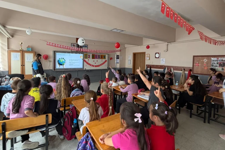 Eti Bakır Çevre Müfettişleri projesi kapsamında öğrencilere eğitim veriliyor.