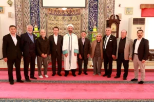 Osmangazi Belediye Başkanı Erkan Aydın, Nilüferköy'de vatandaşlarla bayram kutlaması yapıyor.
