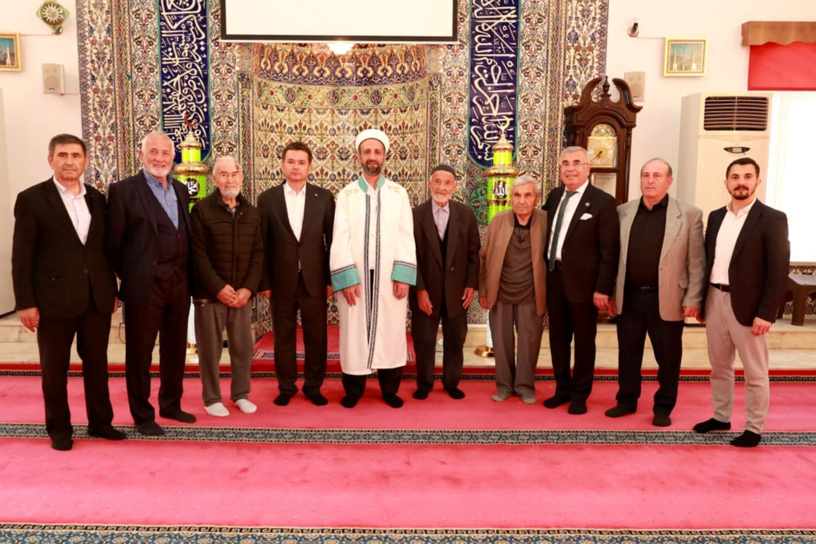 Osmangazi Belediye Başkanı Erkan Aydın, Nilüferköy'de vatandaşlarla bayram kutlaması yapıyor.