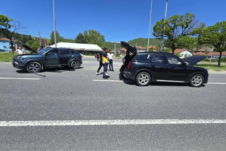 Bilecik Pazaryeri'nde meydana gelen trafik kazasında yaralanan bir kişi hastaneye kaldırılıyor.
