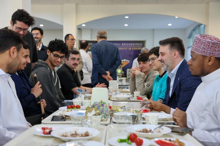Bursa Belediye Başkan Vekili Şahin Biba, Kurban Bayramı dolayısıyla öğrencilerle bir araya geldiği bayram kahvaltısından bir görüntü.