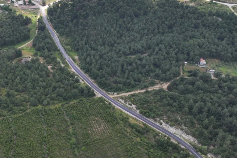 Manisa Büyüksümbüller ve Ortaköy arasındaki yol sıcak asfaltla yenilendi.